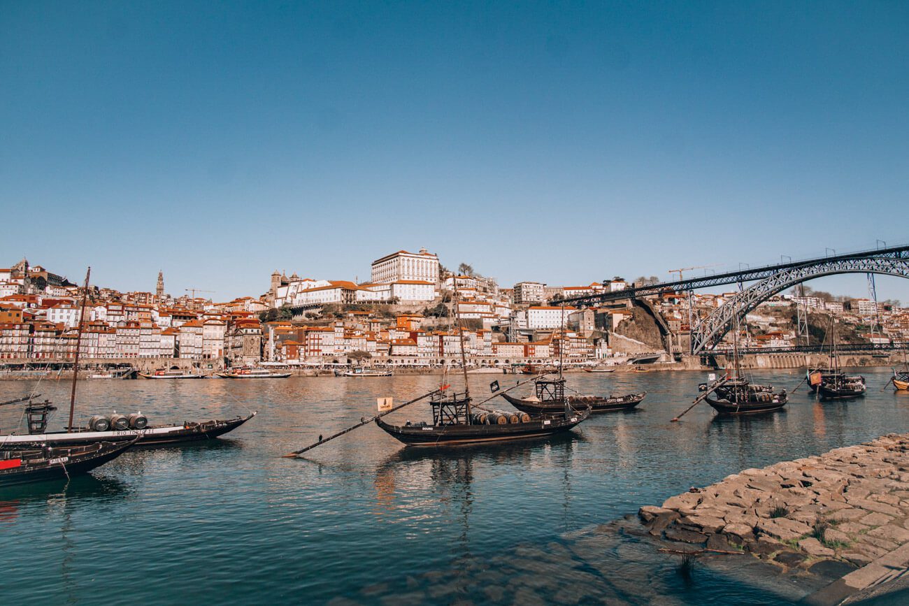 Blick von Vila Nova de Gaia auf Porto mit Brücke