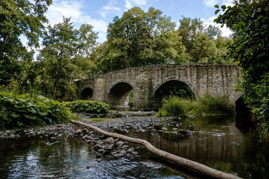 Die Nisterbrücke vor Abtei Marienstatt