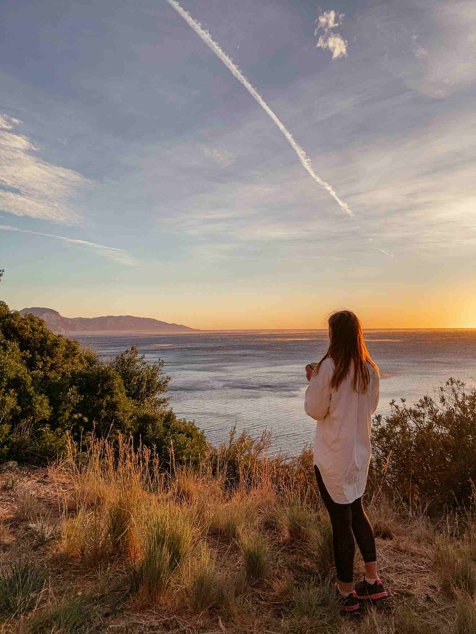 Blick auf die Küste bei Sonnenaufgang