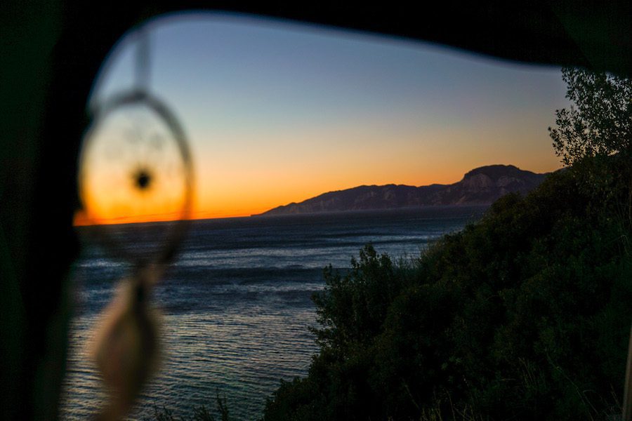 Sonnenaufgang über dem Meer aus dem Van