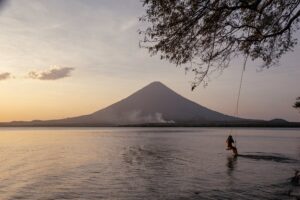 Schaukel über dem Nicaragua See mit Blick auf den Vulkan