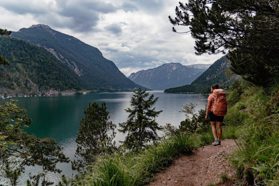 Entlang des Seeufers am Achensee