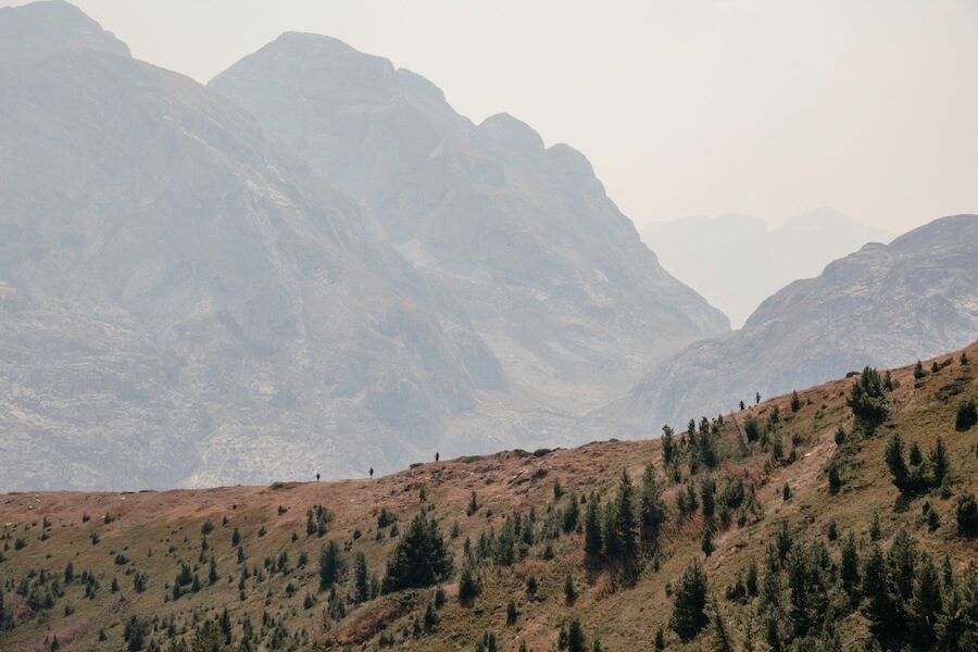 Wanderer am Kamm vor den Verfluchen Bergen im Balkan