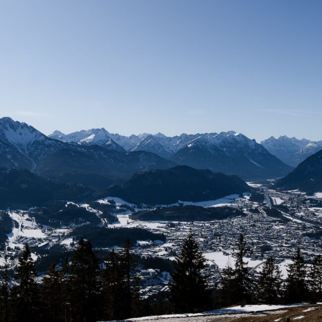 Blick von der Dürrenberger Alm auf Reutte im Winter