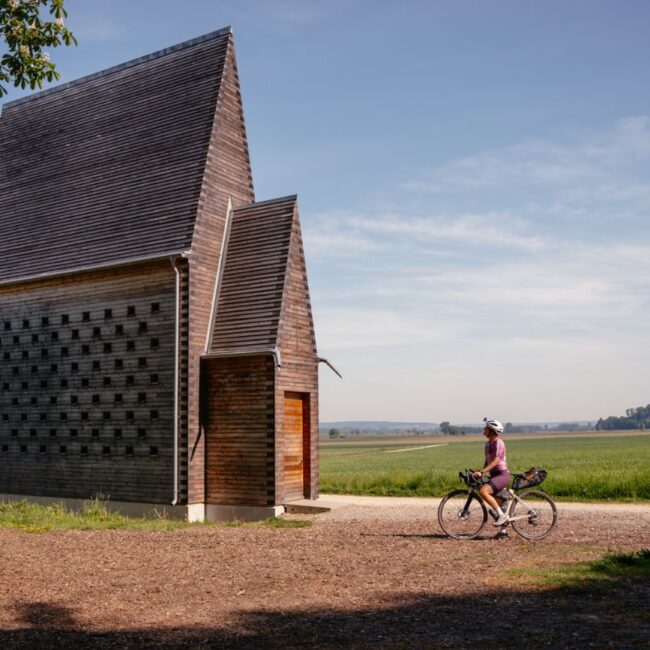 Radfahrer vor Kapelle auf dem Sieben-Kapellen-Weg