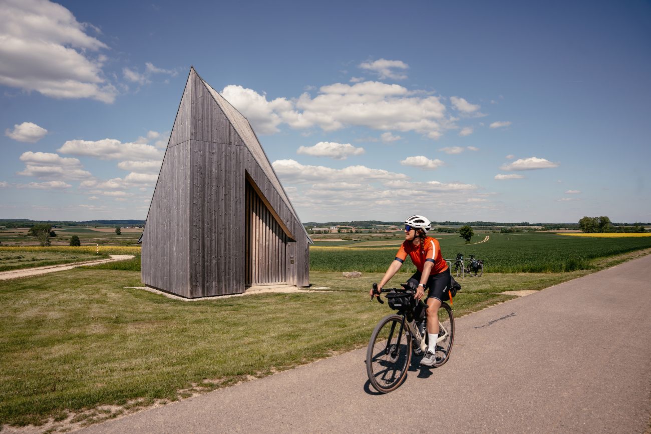 Die Kapelle von Frank Lattke mitten im Feld