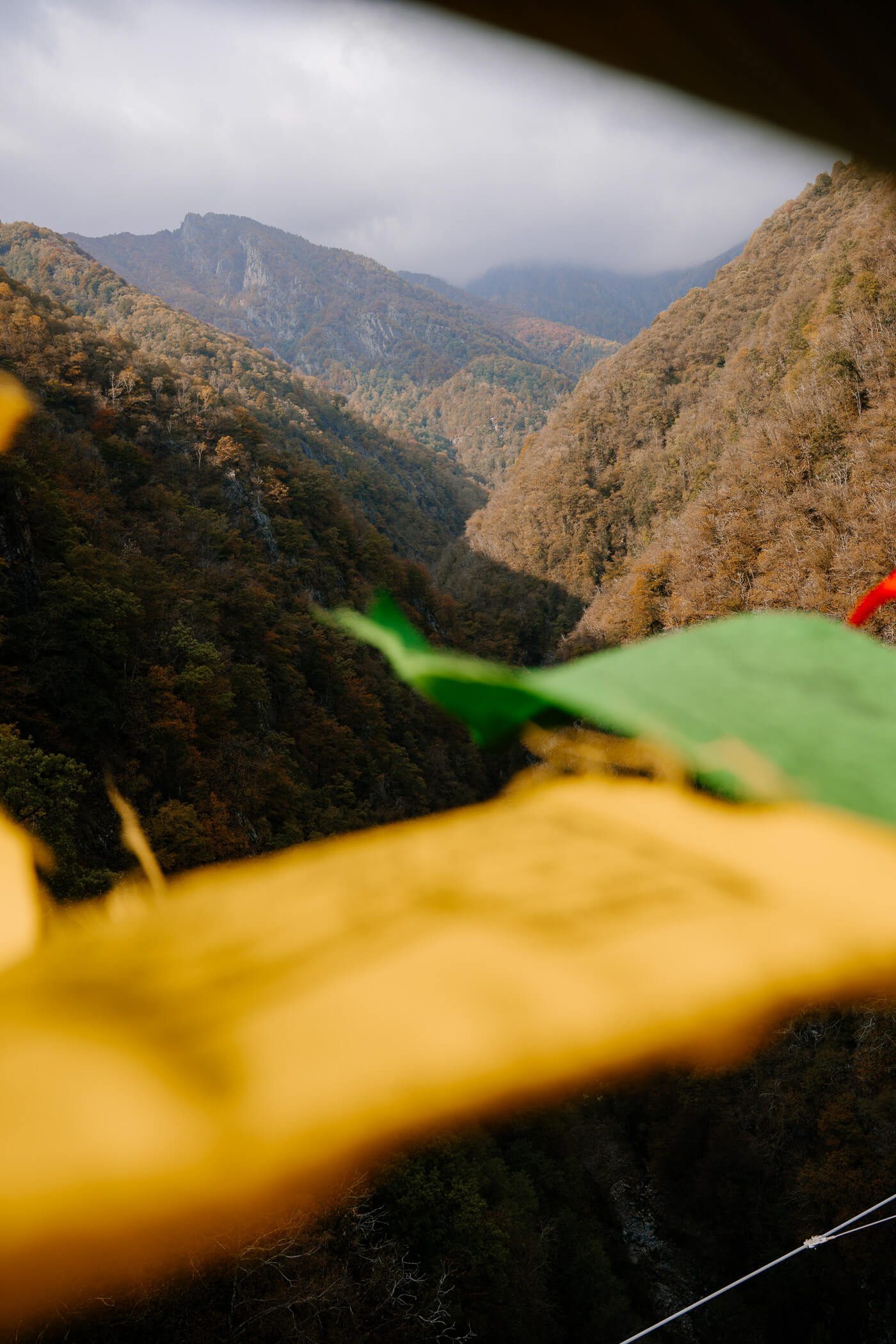 Blick ins Tal mit Flaggen von Brücke