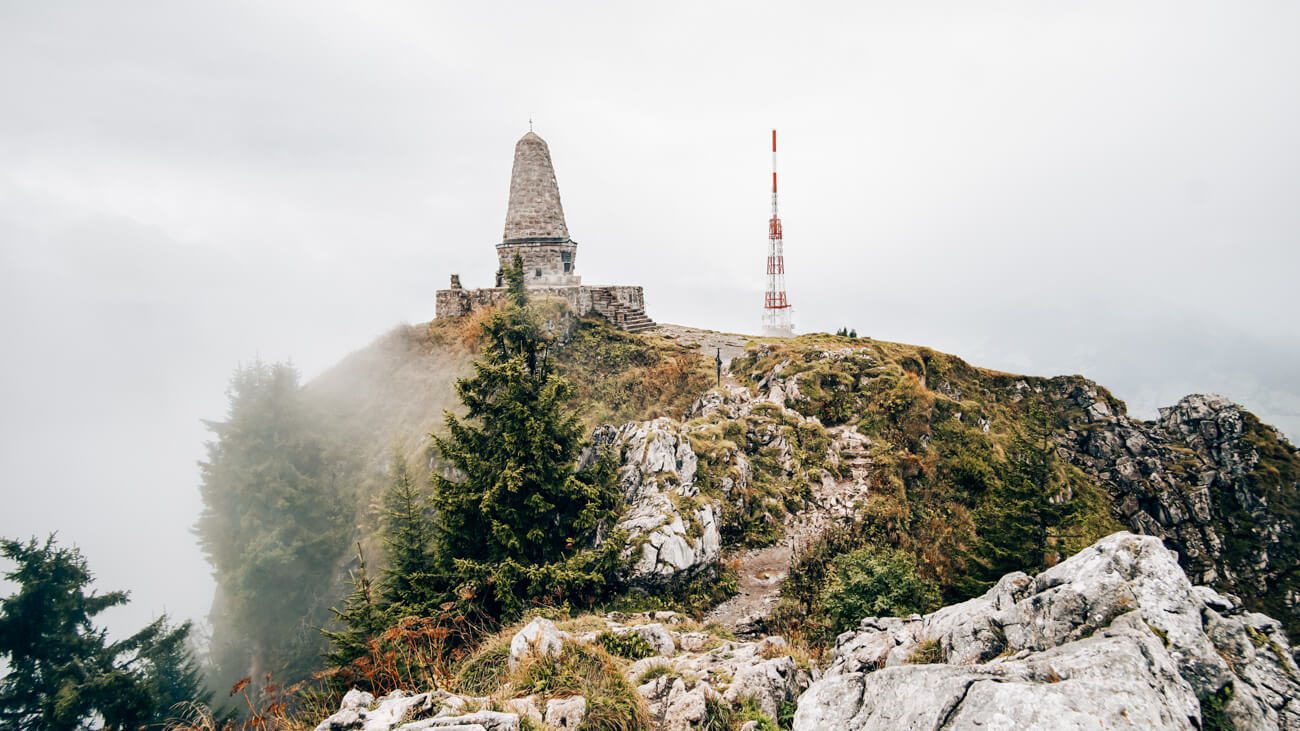 Blick auf das Jägerdenkmal und den Sendemast am Grünten