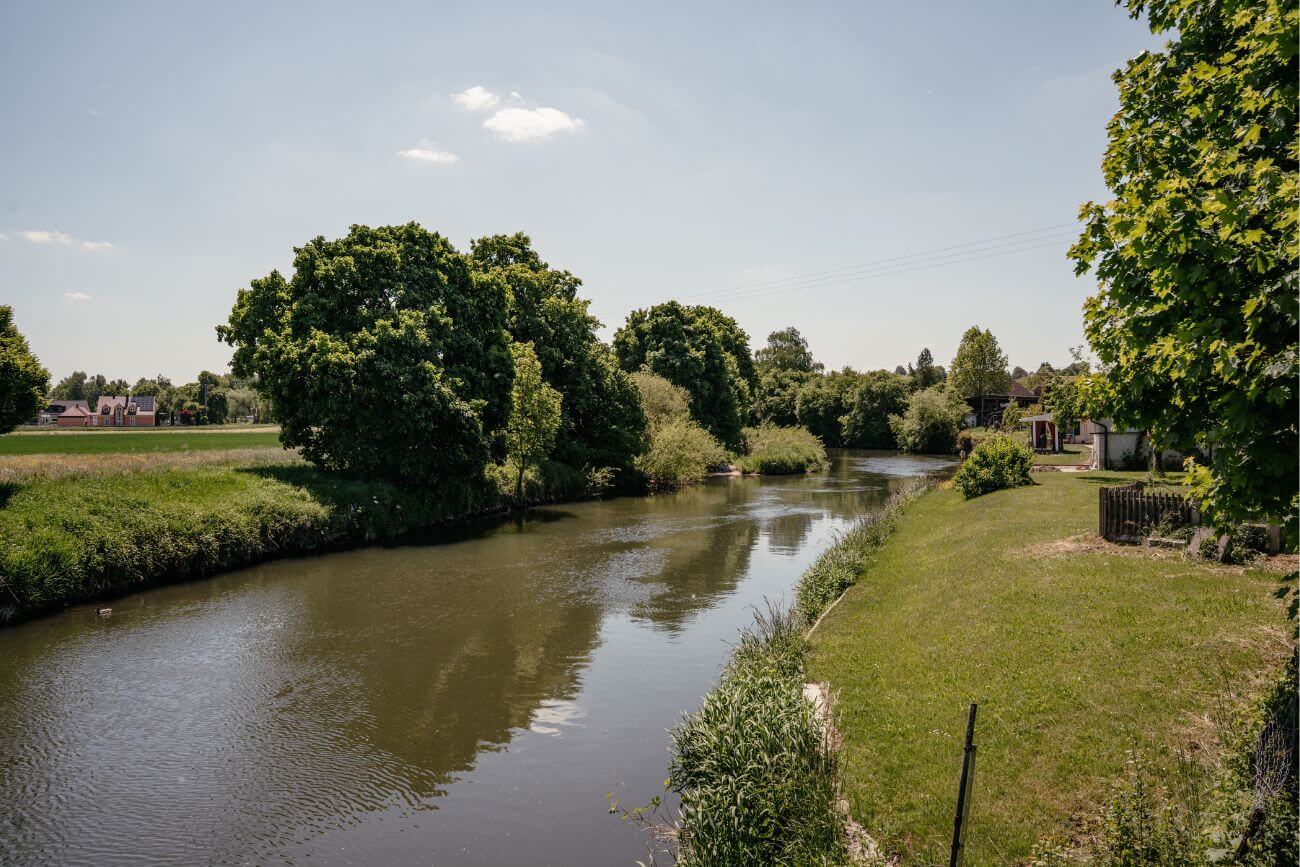 idyllischer Fluss im Donautal
