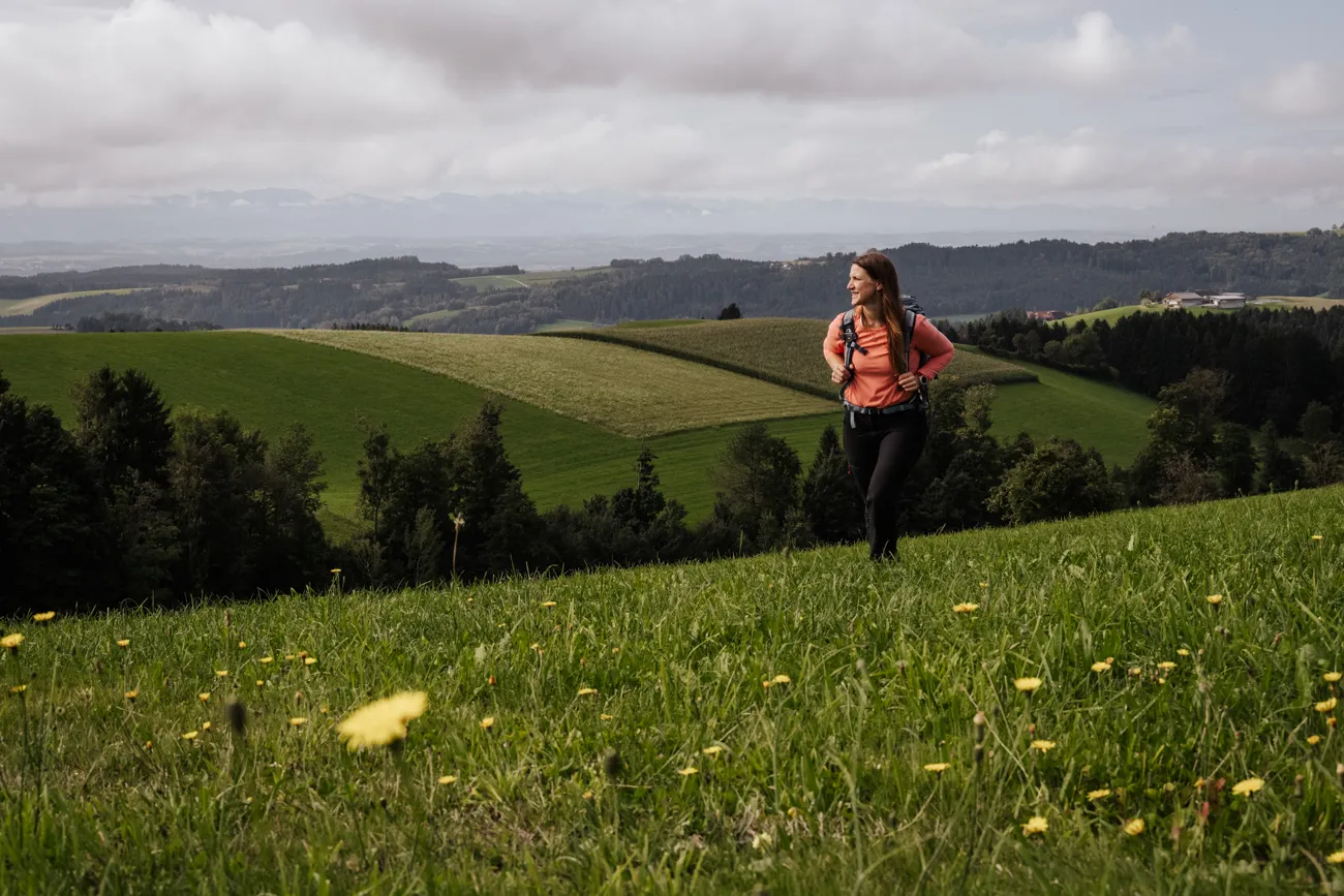 Wandern zwischen sanften Hügeln und tiefen Schluchten