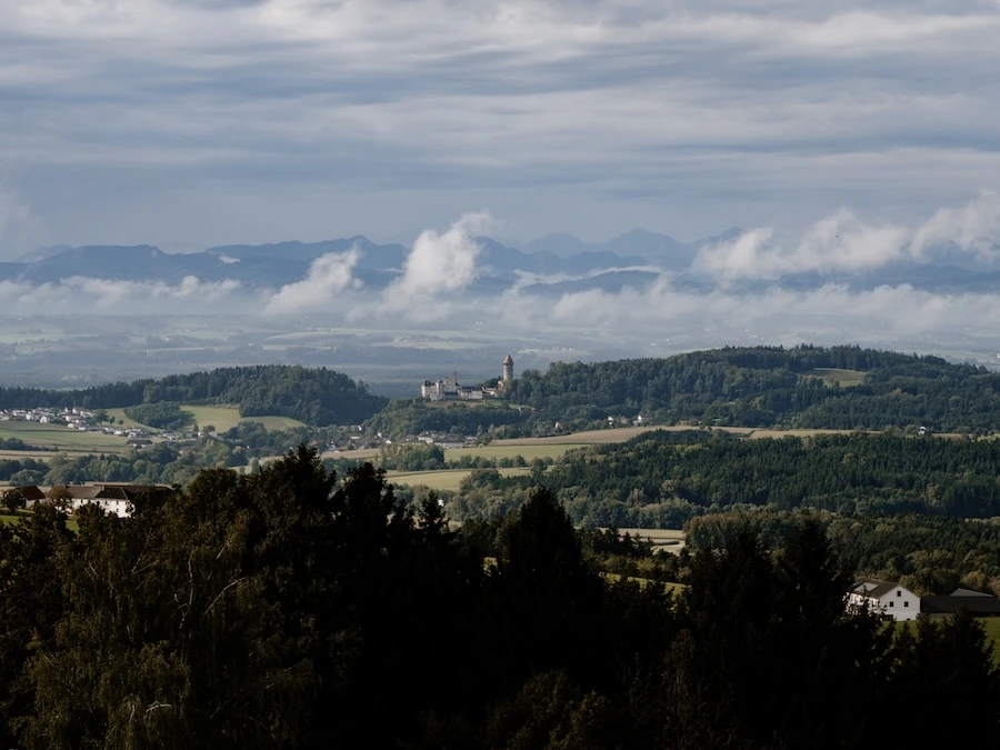 Ausblick auf Burg Klamm mit den Alpen im Hintergrund