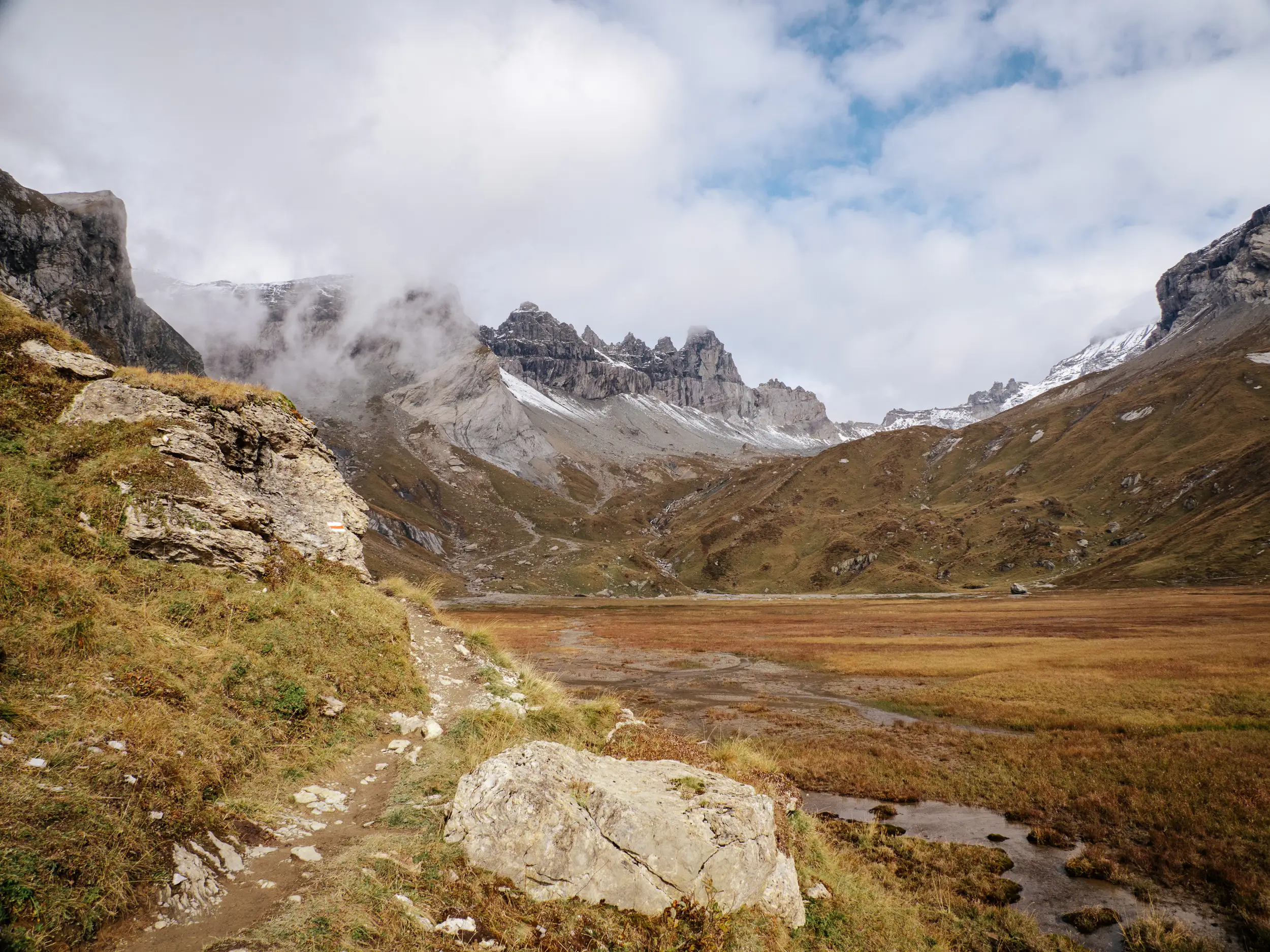 Blick über den unteren Segnesboden zu den Tschingelhörnern.