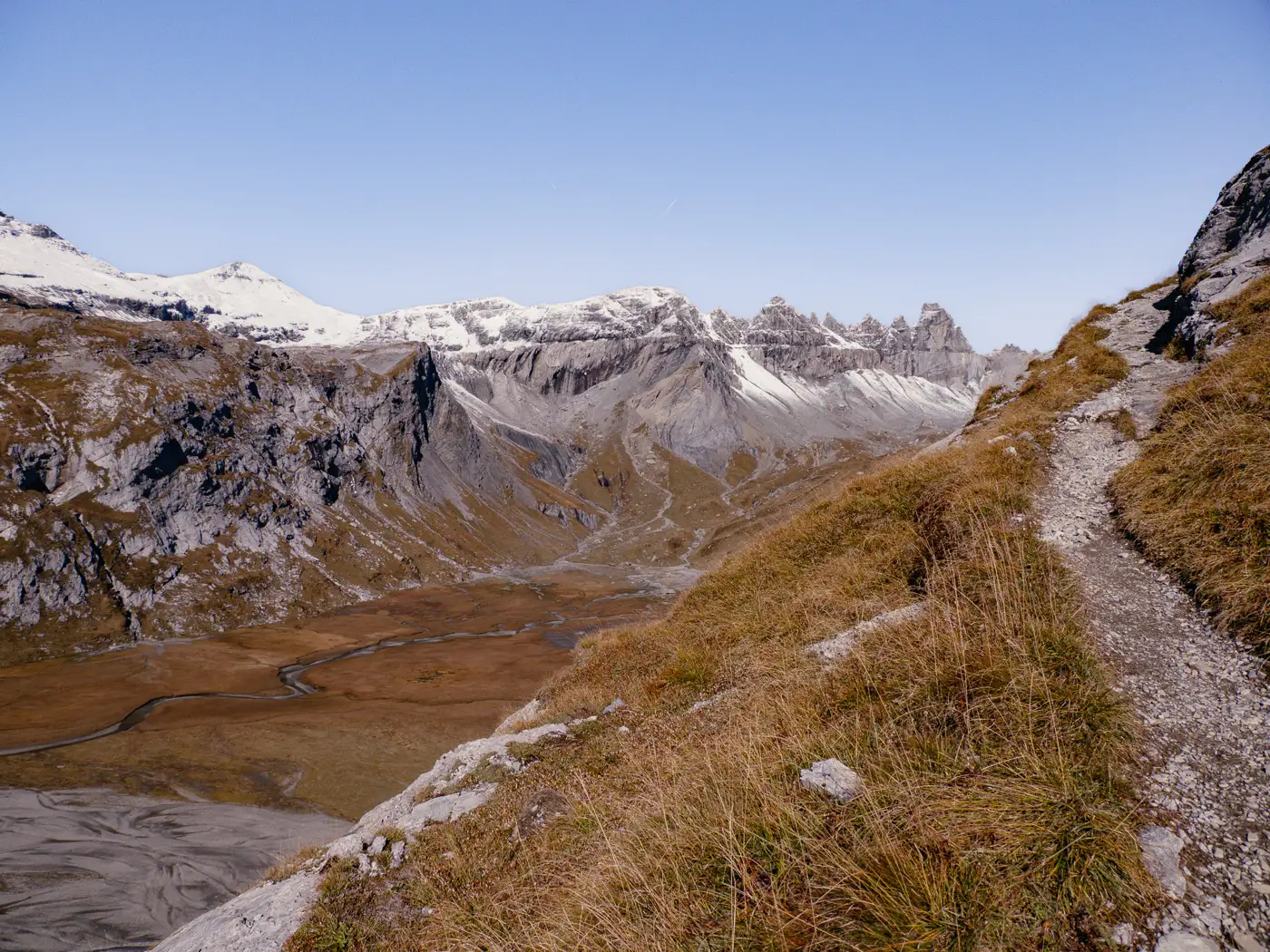 Wanderaufstieg mit Blick auf die Tschingelhörner